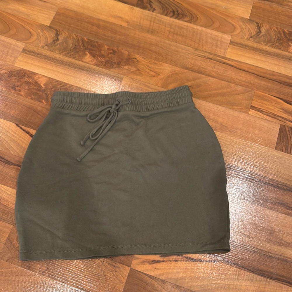 Green viscose polyester elastane blend‎ skirt. ASOS size 06
